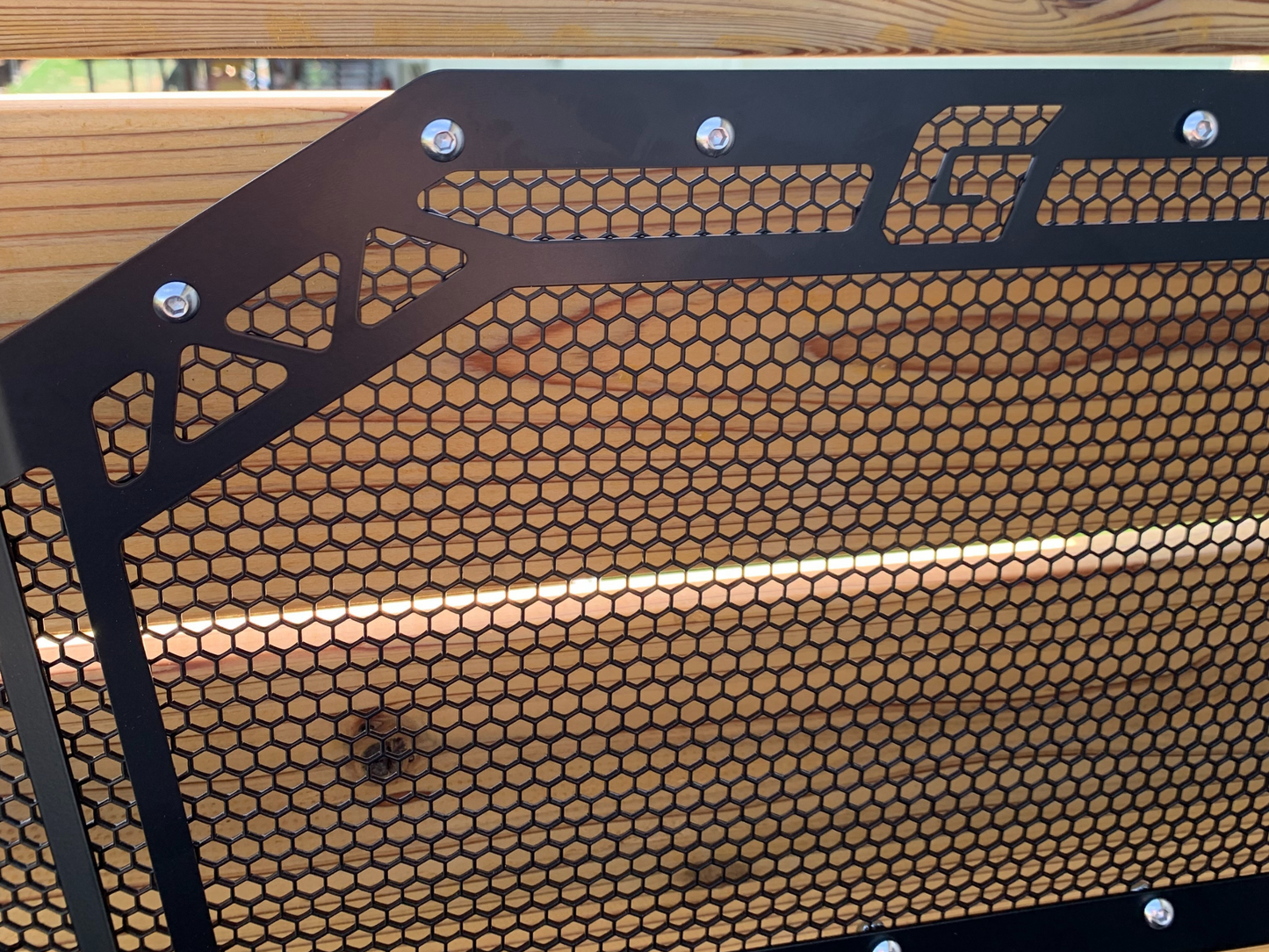 closeup of girder design on turbo r grille